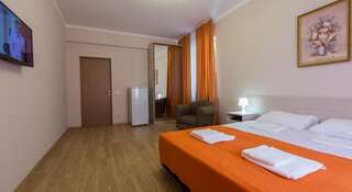 Гостиница Guest House Nika Сочи Большой двухместный номер c 1 кроватью или 2 отдельными кроватями-5