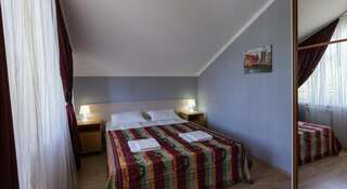 Гостиница Guest House Nika Сочи Бюджетный двухместный номер с 1 кроватью или 2 отдельными кроватями, внешней ванной комнатой, балконом и видом на море-13