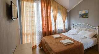 Гостиница Guest House Nika Сочи Бюджетный двухместный номер с 1 кроватью или 2 отдельными кроватями, внешней ванной комнатой, балконом и видом на море-7