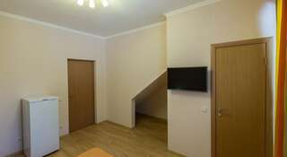 Гостиница Guest House Nika Сочи Двухместный номер с 1 кроватью или 2 отдельными кроватями, боковой вид на море-11