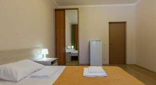 Гостиница Guest House Nika Сочи Двухместный номер с 1 кроватью или 2 отдельными кроватями, боковой вид на море-10